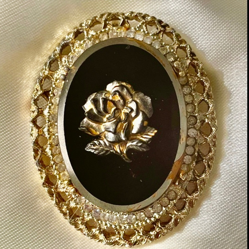 Vintage CELEBRITY Unsigned Hematite Rose Cameo Rhinestone Gold Brooch/Pendant